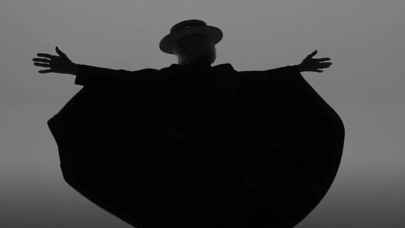 Silhueta de braços abertos no filme Autêntico